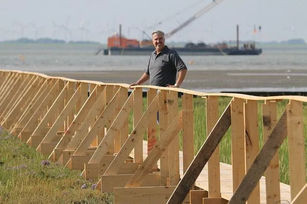 Andreas Köhn steht auf dem Steg mitten in den Salzwiesen.